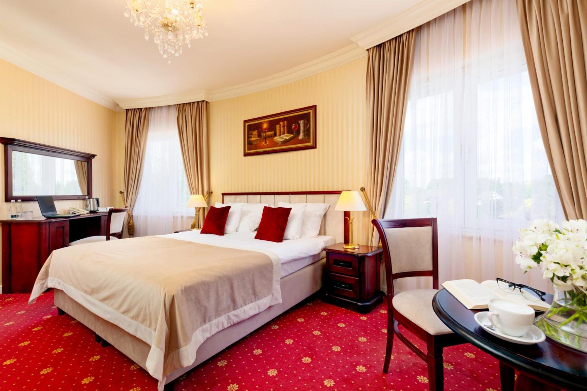 Palacyk Otrebusy Business & Spa Luaran gambar