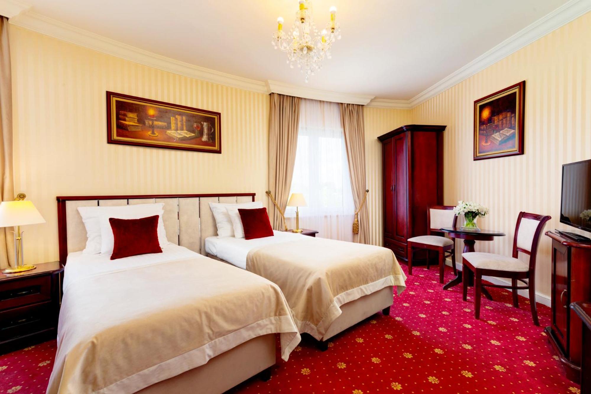 Palacyk Otrebusy Business & Spa Luaran gambar